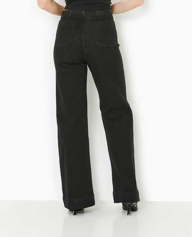 High-Waist Straight Jeans | Contrast Stitching | Full-Length Silhouette